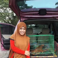 Desy Marlina Amin, wanita berjilbab ini tak peduli cibiran orang karena memelihara anjing (foto ; facebook)