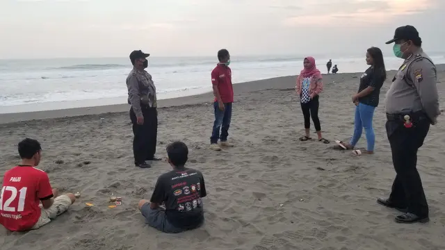 Empat muda mudi kedapatan berwisata di Pantai Setrojenar, Kebumen, meski pantai ini menutup kunjungan. (Foto: Liputan6.com/Polres Kebumen/Muhamad Ridlo)