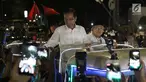 Calon Presiden RI Petahana, Joko Widodo bersama Cawapres Ma’ruf Amin menyapa pendukungnya saat berada di atas jeep menuju gedung KPU dari Tugu Proklamasi, Jakarta, Jumat (21/9). (Liputan6.com/Helmi Fithriansyah)