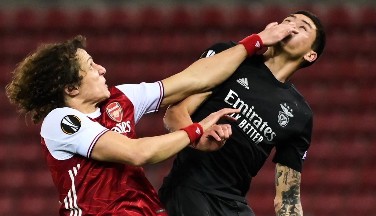 Bek Arsenal, David Luiz (kiri) berebut bola dengan penyerang Benfica, Darwin Nunez dalam pertandingan leg kedua Liga Europa di Stadion Karaiskaki, Kamis (25/2/2021). (Foto: AFP/Aris Messinis)