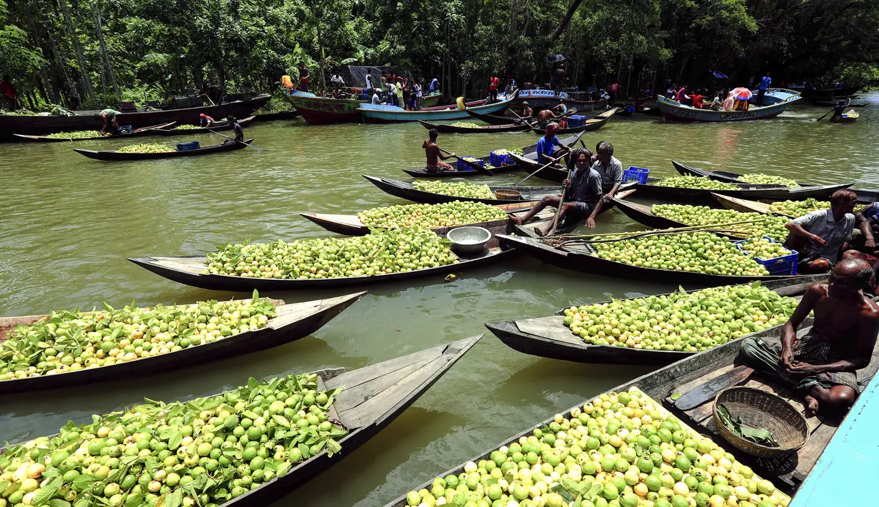 Suasana pasar apung di Barisal, Bangladesh, 14 Agustus 2020. Pasar apung yang berada sekitar 180 kilometer sebelah selatan Dhaka ini kerap ramai dipadati pembeli dan pedagang selama musim panen jambu biji berlangsung. (Xinhua)