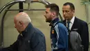 Penyerang Argentina, Lionel Messi berjalan setibanya di sebuah hotel di Guayaquil, Ekuador (8/10). Bintang Argentina Lionel Messi akan jadi andalan utama dalam menjalankan misi lolos ke Piala Dunia 2018. (AFP Photo/Rodrigo Beundia)