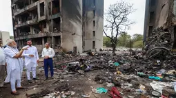 Perdana Menteri (PM) India, Narendra Modi (kiri) mengunjungi langsung lokasi kecelakaan pesawat Air India di Ahmedabad, Gujarat, Jumat (13/6/2025), sehari setelah kecelakaan tragis tersebut. (Biro Informasi Pers India (PIB)/AFP)