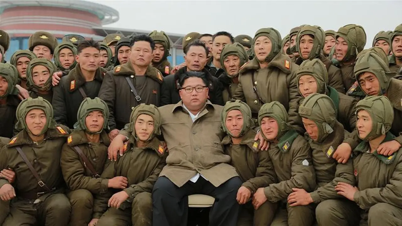 Pemimpin Korea Utara, Kim Jong-un bersama para personel Angkatan Udara Korea Utara (KCNA)