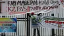Sejumlah spanduk berisi tuntutan terpasang di pagar saat aksi mogok dan unjuk rasa ribuan guru honorer  di depan gedung DPR/MPR, Jakarta, Selasa (15/9). Para guru itu menuntut Pemerintah mengangkat mereka menjadi PNS. (Liputan6.com/Johan Tallo)