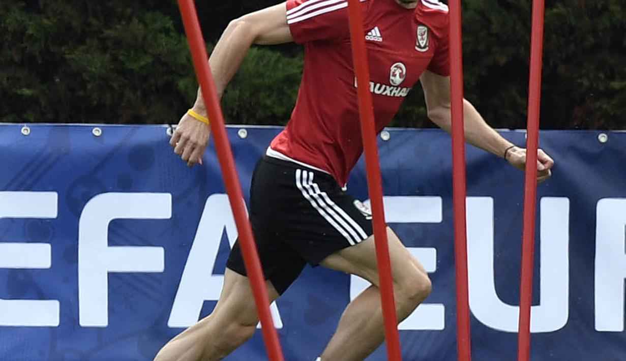 Penyerang Wales, Gareth Bale, tampak rileks berlatih jelang Piala Eropa 2016 di Dinard, Prancis, Kamis (9/6/2016). (AFP/Damien Meyer)