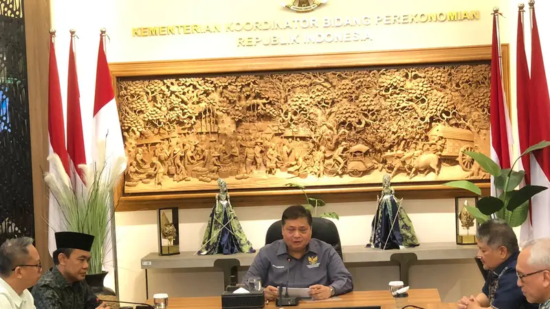 Menteri Koordinator Bidang Perekonomian Airlangga Hartarto,  dalam Media Briefing di Kantor Kemenko Bidang Perekonomian, Jumat (8/3/2024). (Tira/Liputan6.com)