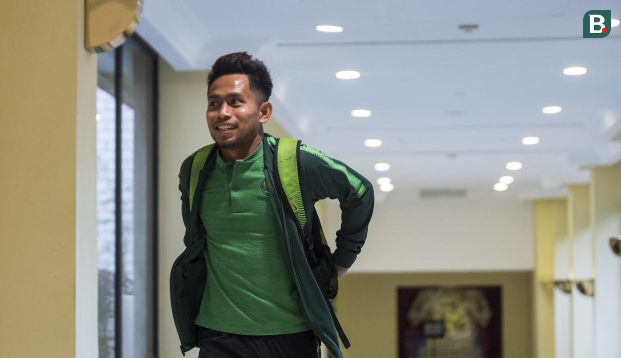 Pemain Timnas Indonesia, Andik Vermansah, tersenyum saat bersiap menuju SUGBK dari Hotel Sultan, Jakarta, Selasa (13/11). Timnas Indonesia akan melawan Timor Leste pada laga Piala AFF 2018. (Bola.com/Vitalis Yogi Trisna)