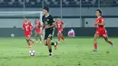Rafael Struick akhirnya mampu membuka puasa menyarangkan bola ke gawang selama setahun. Striker Timnas Indonesia itu terakhir kali merayakan gol ketika masih berbaju Brisbane Roar. Momen itu terjadi di pentas A-League tepat 1 November tahun lalu ketika Brisbane Roar dikalahkan Sydney FC 2-3. (Bola.com/M Iqbal Ichsan)