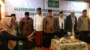 Ketua PBNU Said Aqil Siradj bersama Cawapres no urut 02 Ma'ruf Amin dan Sejumlah Pengurus PBNU saat melakukan pertemuan silaturahim di Gedung PBNU, Jakarta, Senin (22/4). Pertemuan tersebut membahas penyampaian gagasan kebangsaan pengurus besar Nahdlatul Ulama. (Liputan6.com/Johan Tallo)