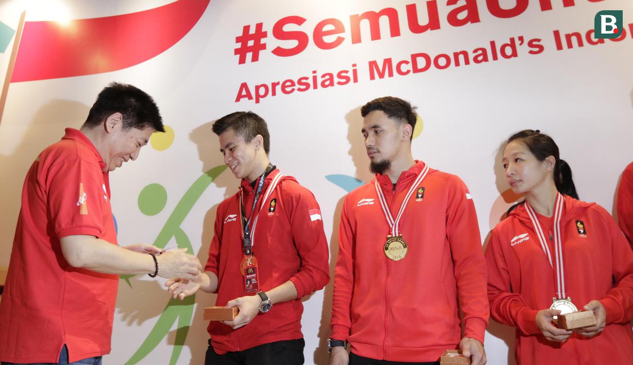 Para atlet wushu saat pemberian apresiasi dari McDonald's dan Teh Botol Sosro di Sarinah, Jakarta, Rabu (5/9/2018). Peraih medali dari cabor bulutangkis dan wushu mendapat penghargaan berupa logam mulia. (Bola.com/M Iqbal Ichsan)