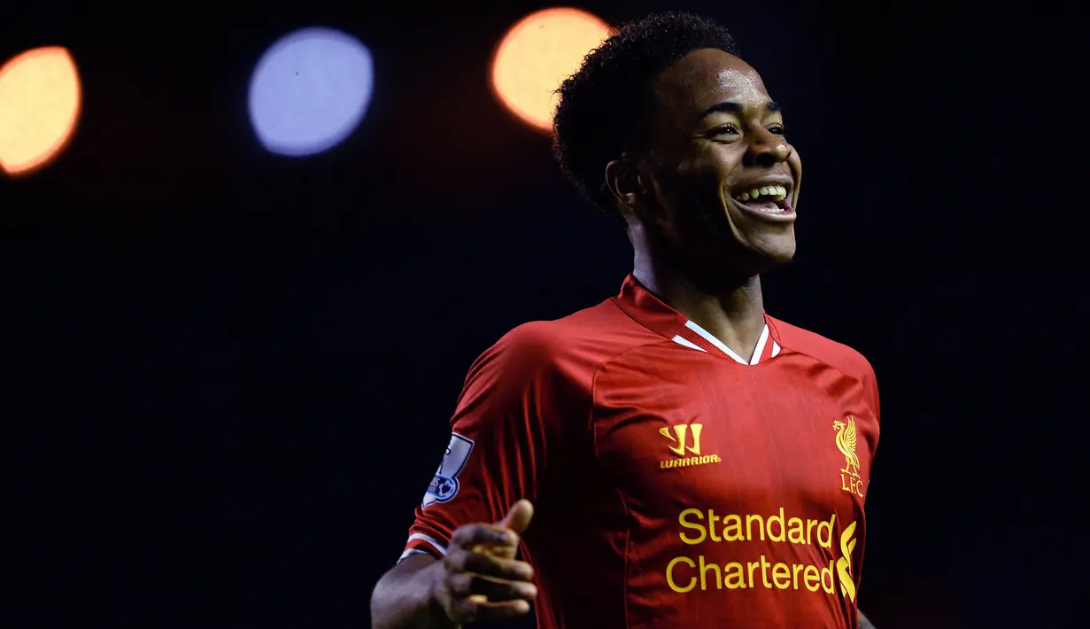 Pada musim 2015/16, Raheem Sterling direkrut Manchetser City dari Liverpool dengan nilai £57,33 juta. Ia pernah bergabung ke akademi Queens Park Rangers sebelum akhirnya pindah ke akademi Liverpool pada era Rafael Benitez pada 2010 silam. (AFP/Paul Ellis)