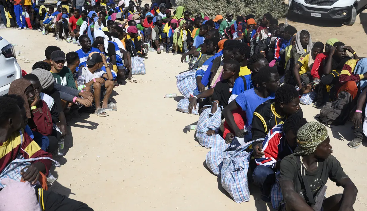 Sebuah pusat penerimaan migran di pulau paling selatan Italia, Lampedusa, kewalahan pada hari Kamis. (AP Photo/Valeria Ferraro)