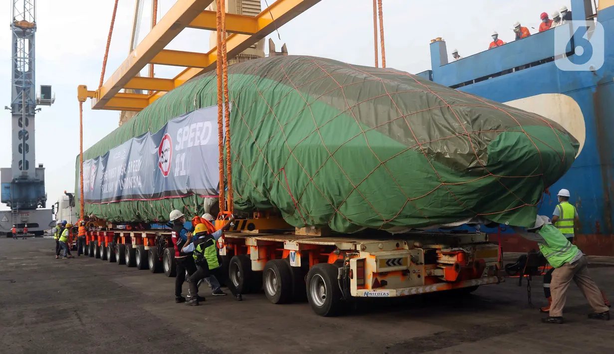 Pekerja dengan dibantu alat berat menurunkan rangkaian kereta cepat di Pelabuhan Tanjung Priok, Jakarta Utara, Jumat (2/9/2022). PT KCIC mengatakan dua trainset atau rangkaian kereta cepat telah tiba. (Liputan6.com/Herman Zakharia)