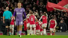 Para pemain Arsenal melakukan selebrasi setelah rekan setimnya Leandro Trossard mencetak gol ketiga tim mereka selama pertandingan sepak bola Liga Premier Inggris melawan Liverpool di Stadion Emirates, London, Minggu, 4 Februari 2024. (AP Photo/Kin Cheung)