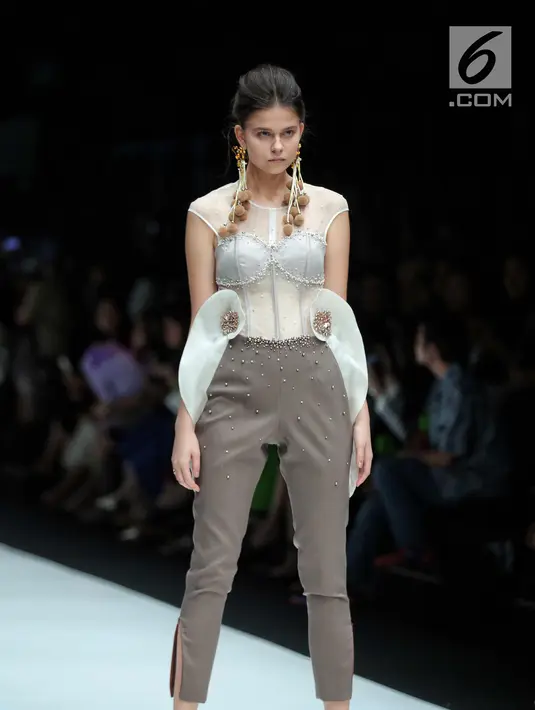Seorang model berpose diatas catwalk mengenakan karya desainer Bunka School of Fashion dalam ajang Jakarta Fashion Week 2018 di Senayan City, Jakarta, Kamis (26/10). (Liputan6.com/Faizal Fanani)