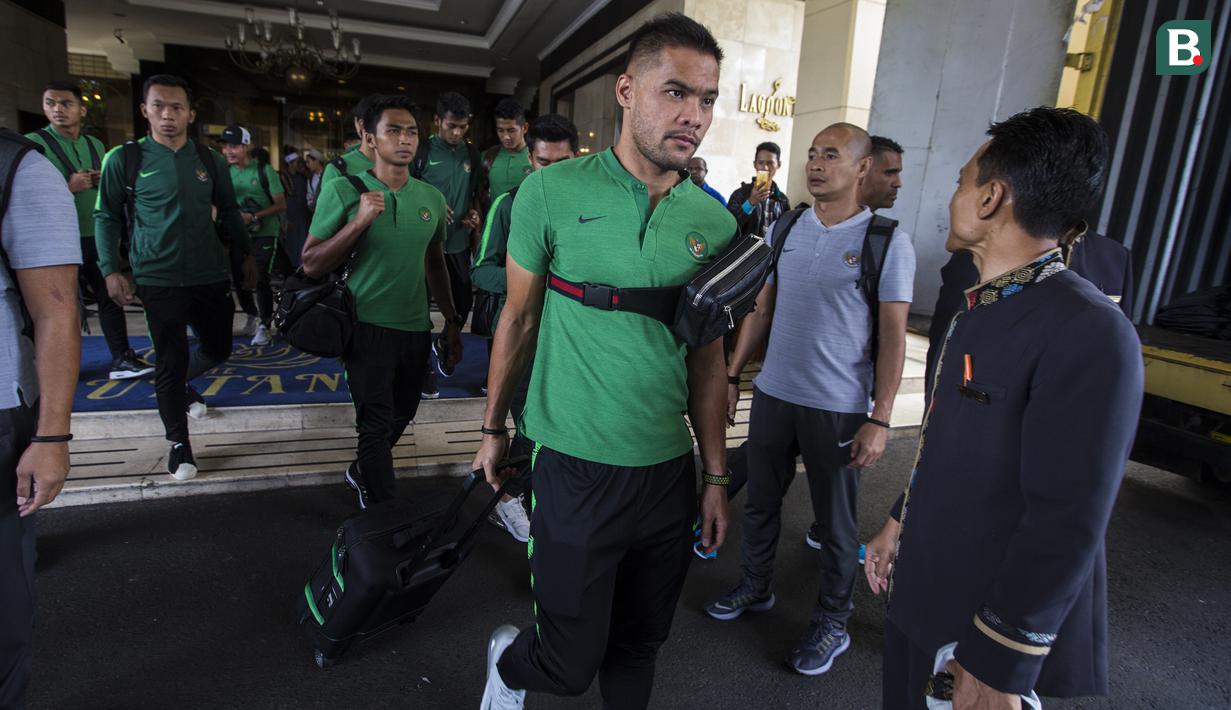 Pemain Timnas Indonesia, Andritany Ardhiyasa, bersiap ke Bandara Soetta dari Hotel Sultan, Jakarta, Rabu (14/11). Timnas Indonesia akan berangkat ke Thailand untuk laga Piala AFF 2018. (Bola.com/Vitalis Yogi Trisna)