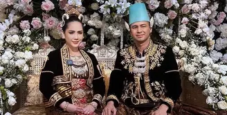 Menikah 17 Oktober 2014, Raffi Ahmad dan Nagita Slavina merayakannya dengan kembali menjadi pengantin dengan pakaian khas Jawa dari Redberry Wedding. [@redberryweeding]