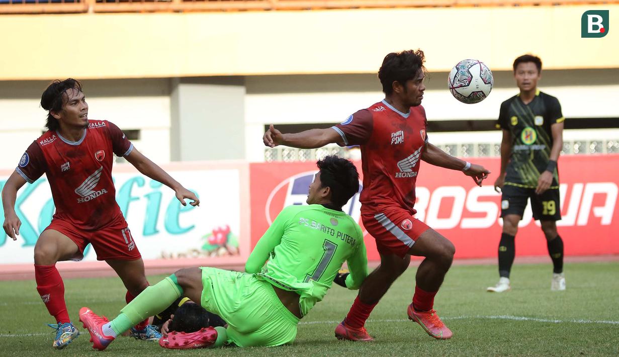 Pemain PSM Makassar, Ilham Udin Armaiyn (kanan) berusaha menjebol gawang Barito Putera dalam laga pekan ke-5 BRI Liga 1 2021/2022 di Stadion Wibawa Mukti, Cikarang, Senin (27/9/2021). (Bola.com/Ikhwan Yanuar)