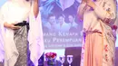 Gita Gutawa melihat lirik lagu yang dibawakan bersama penyanyi dan pencipta lagu Melly Goeslaw untuk soundtrack film Kartini berjudul Memang Kenapa Bila Aku Perempuan mengambarkan perjuangan RA. Kartini. (Nurwahyunan/Bintang.com)