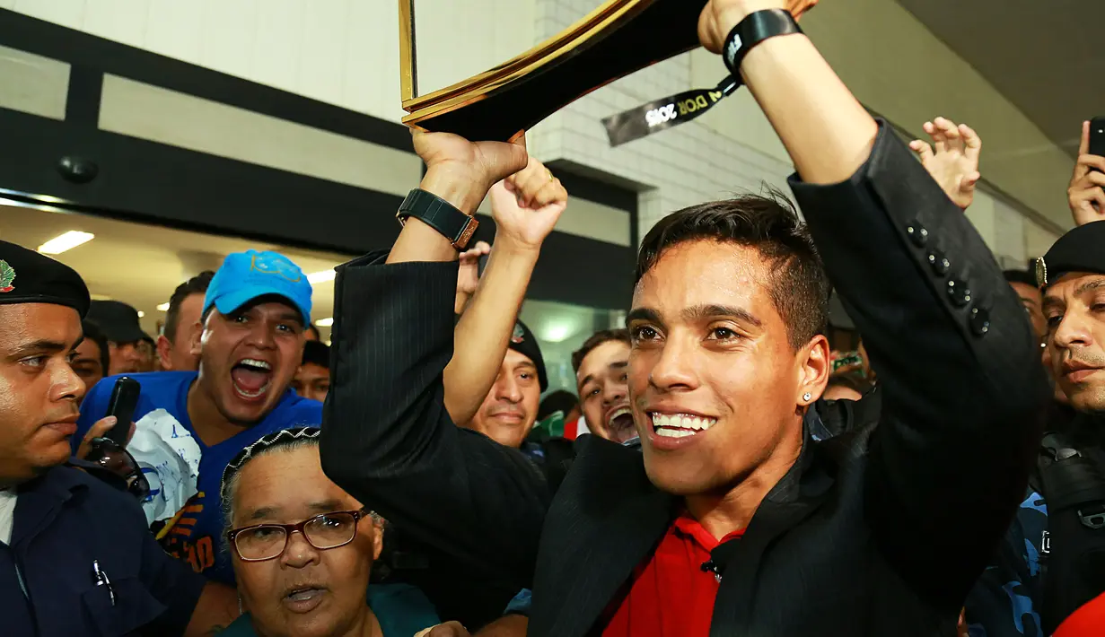 Pemain Brasil, Wendell Lira lmenjadi pemain ke tujuh penerima FIFA Puskas Award 2015 dengan raihan 46.7% suara mengalahkan Lionel Messi yang hanya mendapat 333.3% suara. (EPA/Wildes Barbosa)