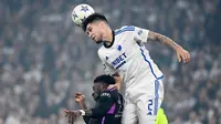 Pemain FC Copenhagen, Kevin Diks, menyundul bola saat melawan Bayern Munchen pada laga Liga Champions (20/9/2023). Klub asal Denmark itu berhasil lolos ke fase gugur setelah menyingkirkan Galatasaray dan Manchester United. (AFP/Sergei Gapon)