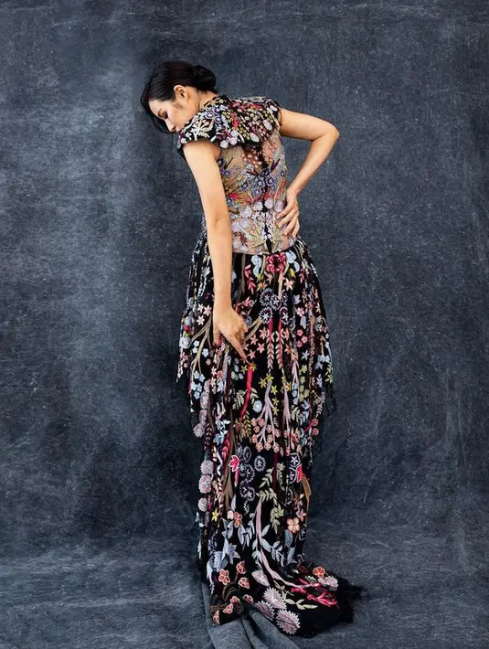 <p>Makeup dibuat natural dengan permainan warna peach pada palet ayeshadow, menampilkan kesan segar yang menjanjikan. [Foto: Instagram/ tiffanysoetanto]</p>