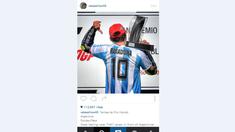 Valentino Rossi mengenakan Jersey Nasional Argentina bernomor 10 milik Maradona (foto/instagram/valeyellow46)