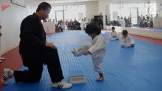 Untuk mendapatkan sabuk pertamanya di kelas Taekwondo, seni bela diri kecil berusia 3 tahun ini harus lulus dari tes pertama.