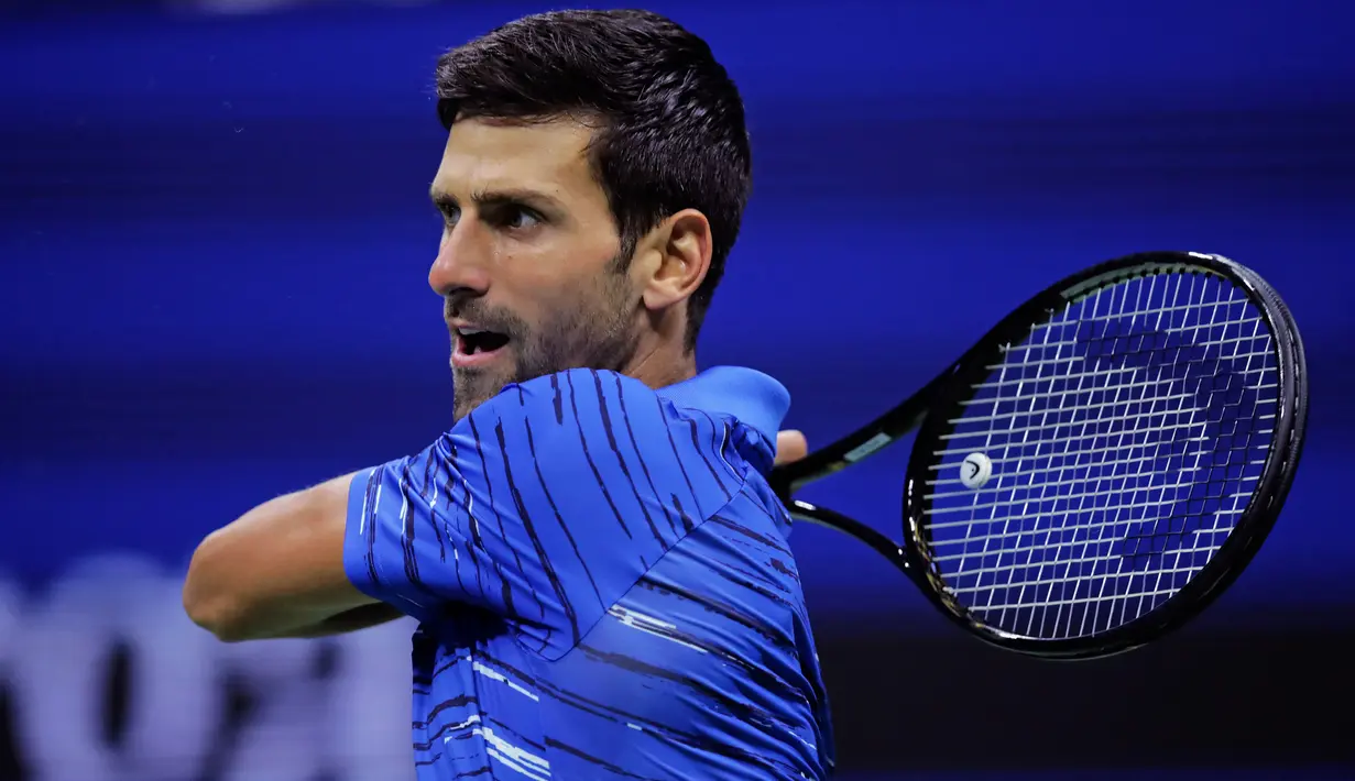 Petenis Serbia, Novak Djokovic melakukan servis ke arah lawannya Juan Ignacio Londero dari Argentina pada babak kedua AS Terbuka 2019 di Arthur Ashe Stadium, Rabu (28/8/2019). Novak Djokovic  lolos setelah menyudahi perlawanan Londero dengan skor 6-4, 7-6 (7-3), dan 6-1. (AP/Charles Krupa)