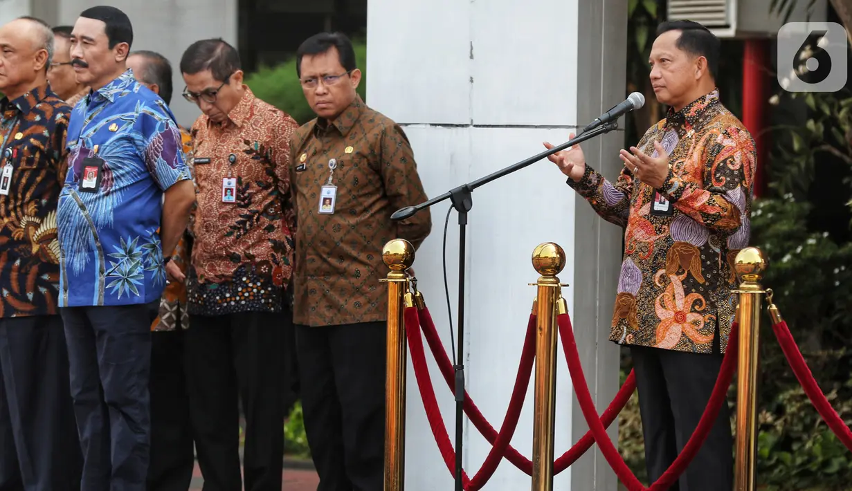 Menteri Dalam Negeri Tito Karnavian menjadi Inspektur upacara pada apel seluruh Pegawai Lingkup Kemendagri dan BNPP di halaman kantor Kemendagri, Jakarta, Kamis (24/10/2019). Dalam apel perdana ini Tito memberikan arahan kepada semua pegawai Kemendagri. (Liputan6.com/Johan Tallo)