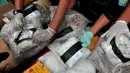 Modus yang dilakukan tersangka yakni menyimpan dan memasukkan sabu ke dalam makanan manisan jeruk yang berasal dari Hong Kong, kemudian dikirim melalui jalur laut, Jakarta Timur, Selasa (14/10/2014) (Liputan6.com/Johan Tallo)