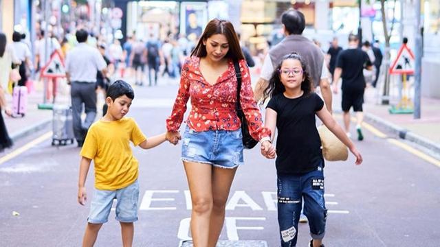 7 Gaya Tata Janeeta dan Kedua Anaknya, Kompak Banget