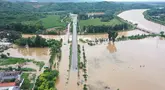 Foto udara menunjukkan banjir akibat hujan lebat di desa Xinanzhuang di distrik Miyun, pinggiran Beijing pada 29 Juli 2025. (ADEK BERRY/AFP)