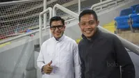 Pemain Timnas Indonesia, Evan Dimas bersama sahabatnya Ibnu Asyir, menonton laga Liga Premier Malaysia antara Felcra FC melawan PDRM di Stadion Shah Alam, Selangor, Jumat (2/2/2018). Kedua klub bermain imbang 1-1. (Bola.com/Vitalis Yogi Trisna)