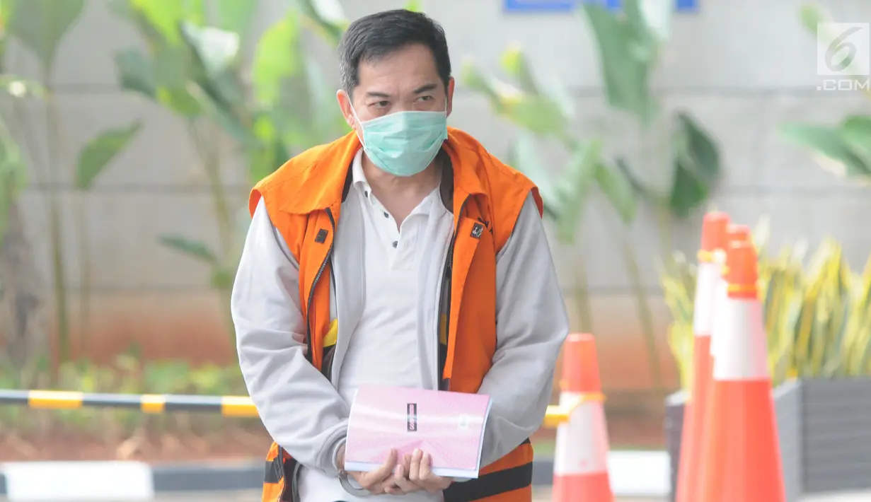 Pengacara Alfin Suherman tiba untuk menjalani pemeriksaan di Gedung KPK, Jakarta, Senin (29/7/2019). Alfin Suherman diperiksa sebagai tersangka pemberi dugaan suap ke Asisten Tindak Pidana Umum Kejaksaan Tinggi DKI Agus Winoto terkait penanganan perkara di PN Jakarta Barat. (merdeka.com/Dwi Narwoko)