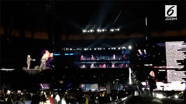 Sebuah kejadian tak terduga membuat aksi Beyonce saat kon­ser di Warsawa, Polandia, terganggu. Tali sling Beyonce mengalami masalah teknis.