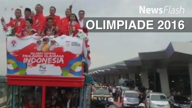 Karyawan kantor di sepanjang Jalan Sudirman dan Thamrin, Jakarta Pusat, berjejer di tepi jalan menyambut kedatangan para atlet Indonesia peraih medali di Olimpiade Rio 2016. 