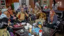 Suasana pertemuan antara Mantan Ketua Mahkamah Konstitusi (MK) Mahfud MD dan Ketua Komisi Pemilihan Umum (KPU) Arief Budiman di ruangannya di Gedung KPU, Imam Bonjol, Jakarta, Rabu (24/4). (Liputan6.com/Faizal Fanani)