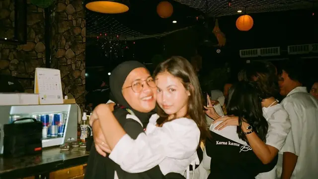 Lagi Libur Syuting, Ini 6 Pemotretan Saskia Chadwick Bareng Ibunda dan Adiknya