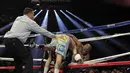  Floyd Mayweather Jr. di dorong ke tali ring oleh Marcos Maidana saat bertarung memperebutkan gelar juara dunia kelas Welter Super WBA. 3 Mei 2014.(AFP)