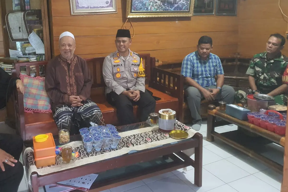 Kapolres Rohul AKBP Budi Setiyono bersilaturahmi dengan pengasuh pondok pesantren mengajak menjaga situasi Pilkada usai pemungutan suara tetap kondusif.