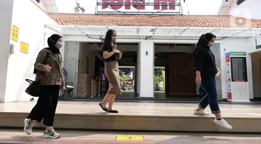 Pengunjung beraktivitas di kawasan M Bloc Space, Blok M, Jakarta, Sabtu (11/7/2020). Sempat tutup sementara hampir tiga bulan, tempat nongkrong hits beragam kalangan di bekas kompleks Peruri ini mulai beroperasi kembali pukul 12.00-20.00 WIB. (Liputan6.com/Herman Zakharia)