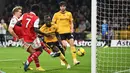 Pemain Arsenal Martin Odegaard (kiri) mencetak gol ke gawang Wolverhampton Wanderers pada pertandingan sepak bola Liga Inggris di Stadion Molineux, Wolverhampton, Inggris, 12 November 2022. Arsenal menang 2-0. (Oli SCARFF/AFP)