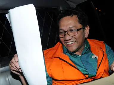 Direktur PT Banten Global Development, Ricky Tampinongkol usai diperiksa KPK, Jakarta, Rabu (2/12/2015). Ricky Tampinongkol adalah satu dari 8 orang yang tertangkap OTT oleh penyidik KPK di kawasan Serpong. (Liputan6.com/Helmi Afandi)
