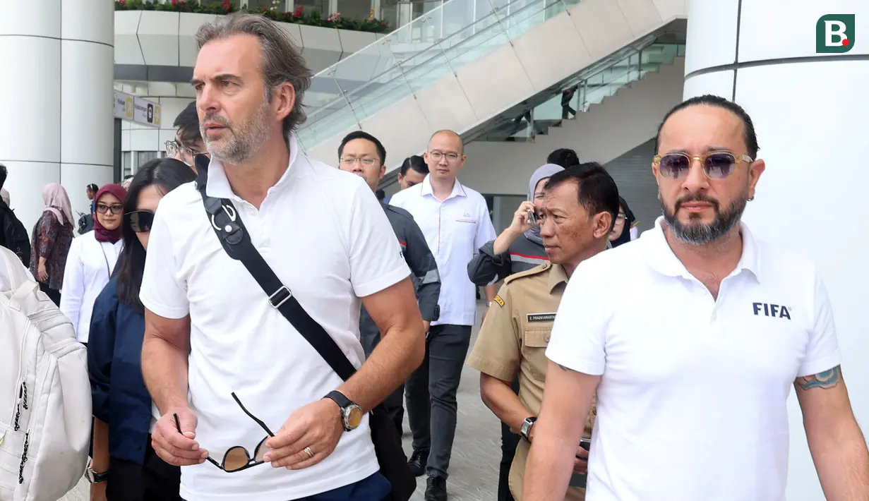 FIFA Team Project Venue Management, Christian Schmolzer (kiri) dan Venue Manager FIFA, Sunny Kohli saat akan menjajal kereta cepat Whoosh dari Stasiun Halim, Jakarta, ke Stasiun Tegalluar, Bandung, pada Senin (9/10/2023). (Bola.com/Abdul Aziz)