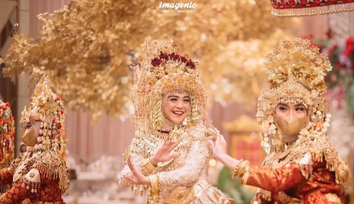 Dalam acara akad nikah ini, Ria Ricis tampil manglingi dengan busana kebaya adat Palembang. Dominasi warna krem serta aksen gold jadi penunjang kemewahan. (Instagram/teukuryantr).