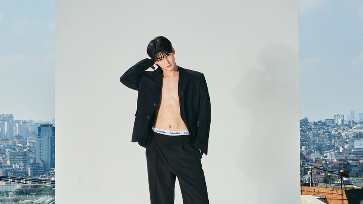 Menyusul Jungkook BTS dan Mingyu Seventeen, Cha Eun Woo Tampil Maskulin Pamer Perut Rata di Koleksi Calvin Klein Terbaru