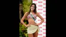 Kontestan Miss Universe asal Columbia, Paulina Vega, berpose dengan mengenakan bikini Yamamay di area kolam renang di Doral, Florida, Rabu (14/1/2015). (Gustavo Caballero/Getty Images/AFP)