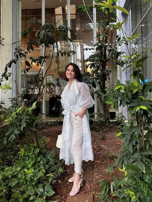 Lace outer yang dipadu celana panjang bisa jadi opsi outfit kondangan lainnya selain dress. @ririnekawati.